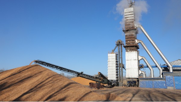 烘糧噸成本降至28元！300噸烘干塔用上秸稈直燃熱風爐，相比燃煤一天節(jié)省一萬六！