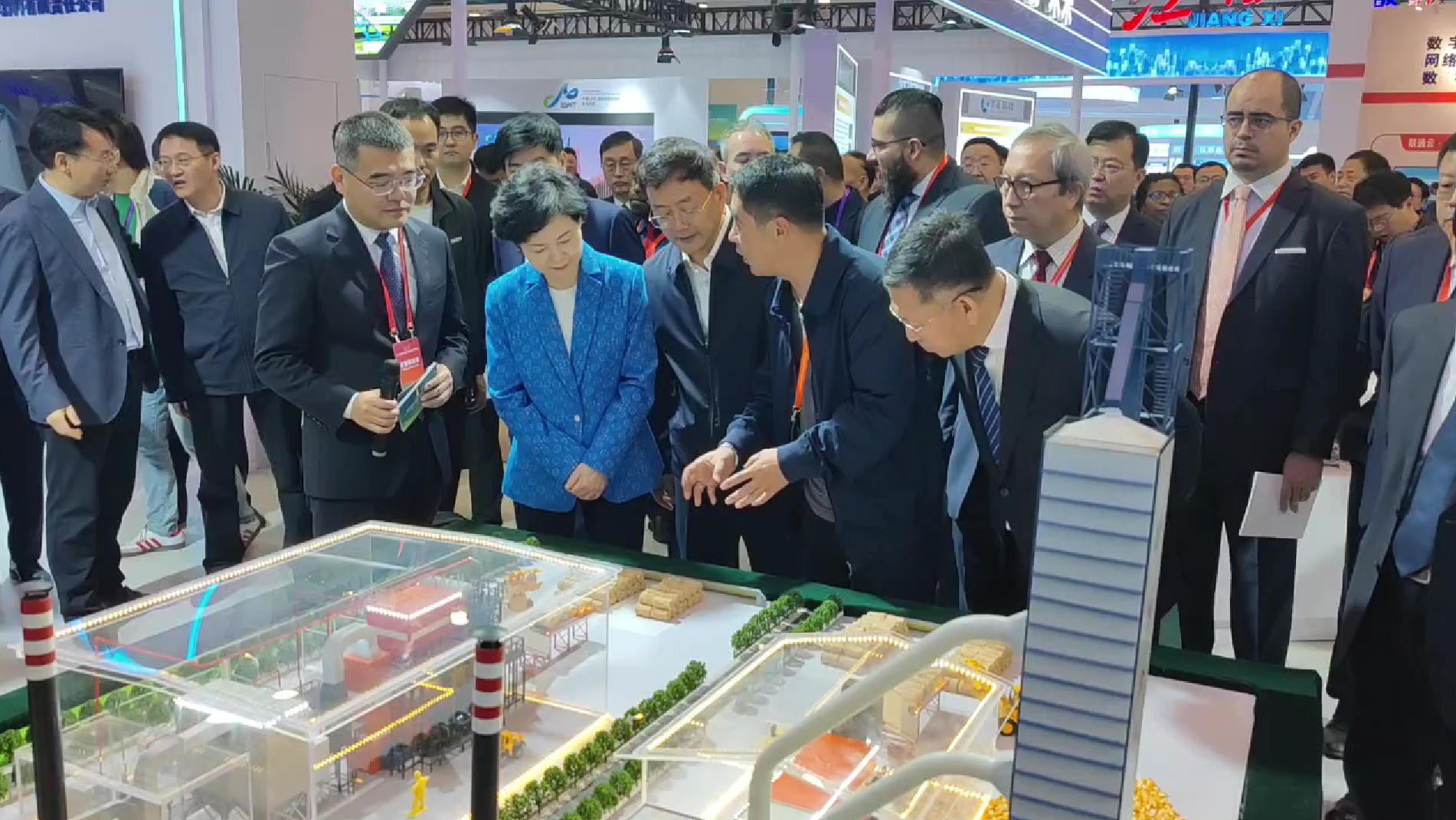 海倫利民秸稈直燃鍋爐亮相APEC技展會(huì)，工信部副部長(zhǎng)徐曉蘭蒞臨參觀